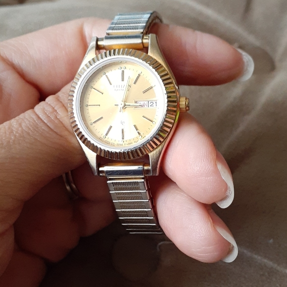 VINTAGE 🌷 CITIZEN two tone water resistant watch - Picture 2 of 7